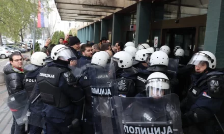 AZ ÚJVIDÉKI RENDŐRSÉGI RAZZIA SORÁN MEGSÉRÜLT AZ N1 ÚJSÁGÍRÓNŐJE (VIDEÓVAL)