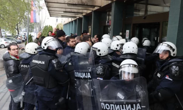 AZ ÚJVIDÉKI RENDŐRSÉGI RAZZIA SORÁN MEGSÉRÜLT AZ N1 ÚJSÁGÍRÓNŐJE (VIDEÓVAL)