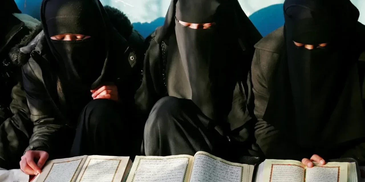 AZ AFGANISZTÁNI EGYETEMEKEN BETILTOTTÁK A NŐK ÁLTAL ÍRT KÖNYVEKET