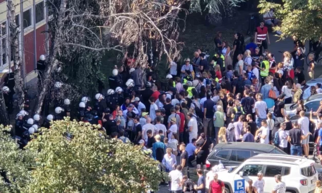 KITÉPTÉK A BETA HÍRÜGYNÖKSÉG ÚJSÁGÍRÓJA KEZÉBŐL A TELEFONT