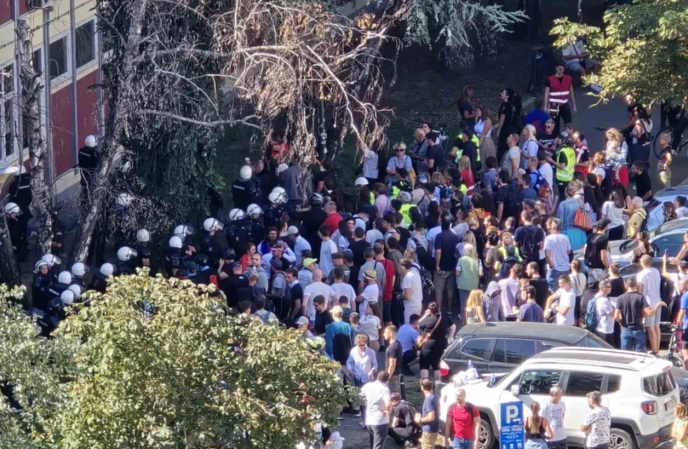 KITÉPTÉK A BETA HÍRÜGYNÖKSÉG ÚJSÁGÍRÓJA KEZÉBŐL A TELEFONT