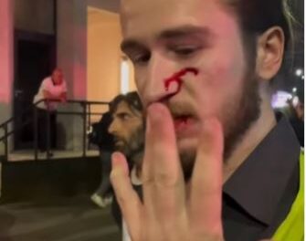 EGY GEORGIAI TÜNTETÉSEN RÁTÁMADTAK A MAGYAR HANG TUDÓSÍTÓJÁRA (VIDEÓVAL)