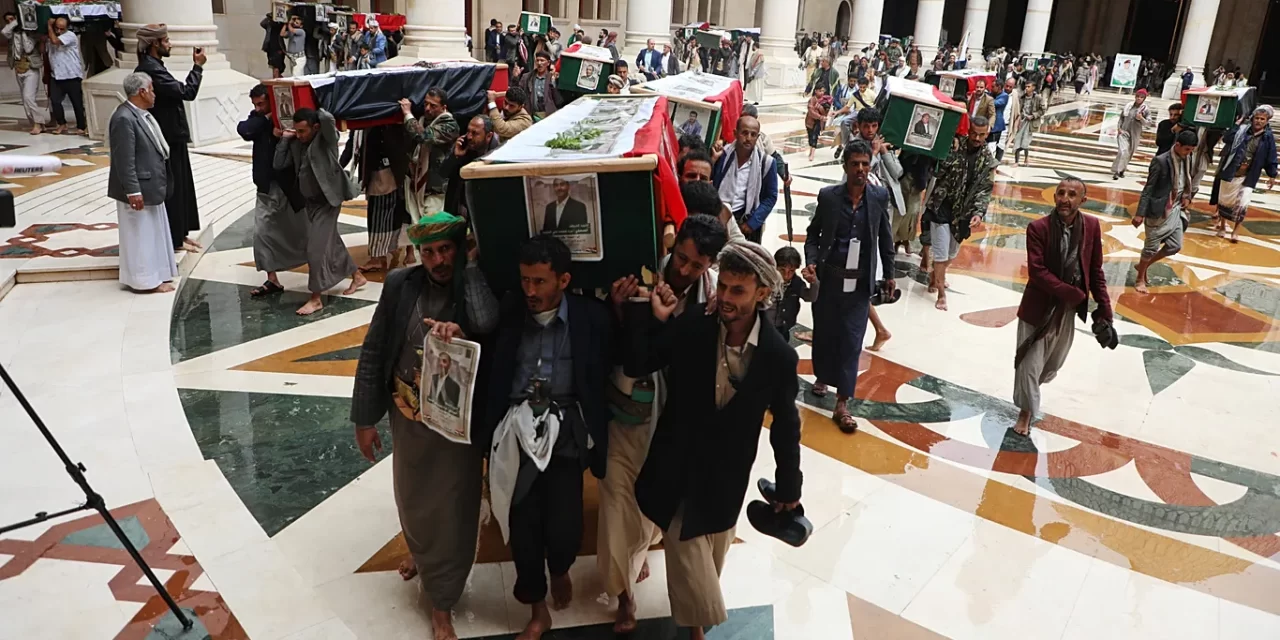 JEMENBEN 31 ÚJSÁGÍRÓ HALT MEG EGY IZRAELI LÉGICSAPÁSBAN