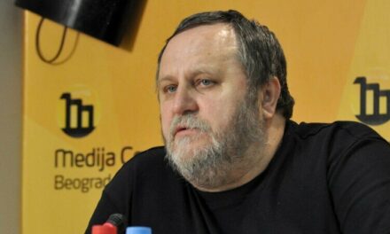 FELMENTETTÉK A TABLOID MAGAZIN FŐSZERKESZTŐJÉT