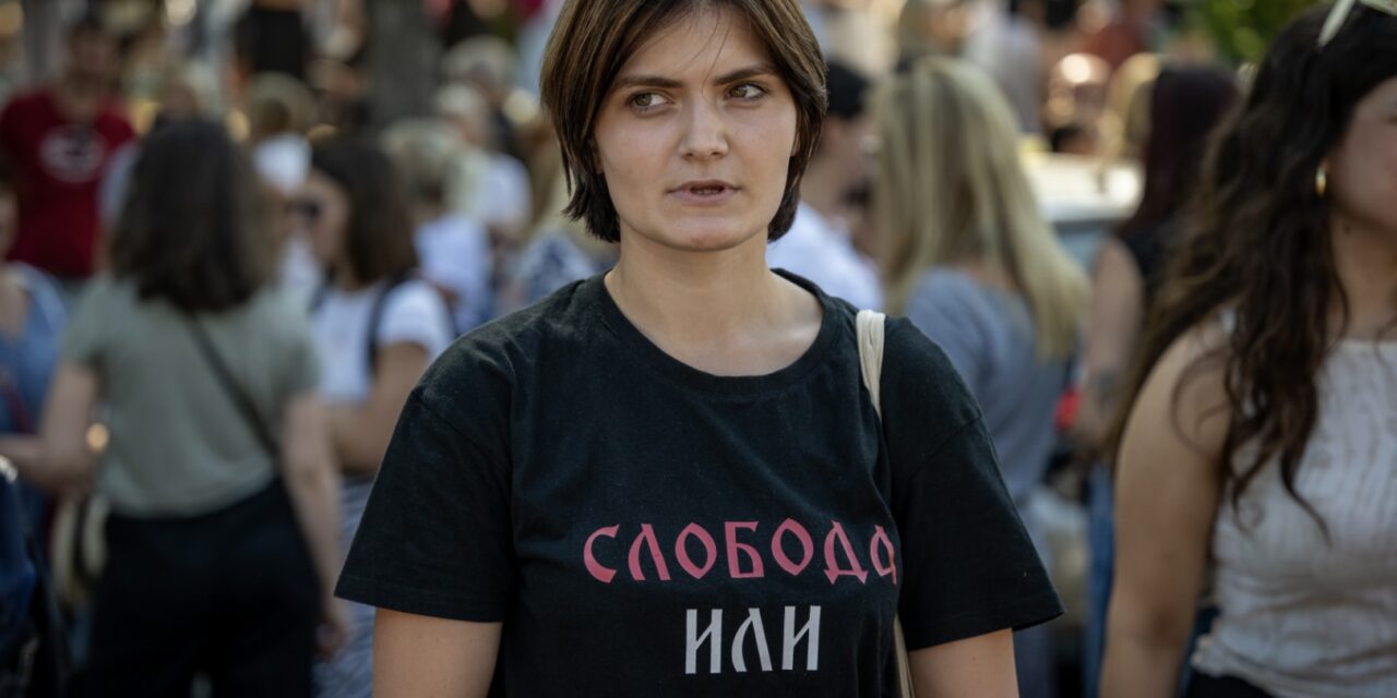 EGY SZERB EGYETEMISTALÁNY NÉGY PERT IS ELINDÍTOTT EGY KORMÁNYKÖZELI BULVÁRLAP ELLEN