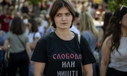 EGY SZERB EGYETEMISTALÁNY NÉGY PERT IS ELINDÍTOTT EGY KORMÁNYKÖZELI BULVÁRLAP ELLEN