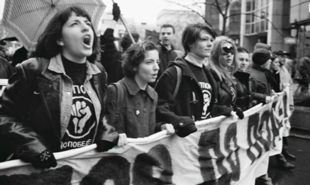 2000. OKTÓBER 5. UTÁN: HOGYAN KÉRTEK BOCSÁNATOT AZ ÁLLAMI LAPOK AZ OLVASÓIKTÓL