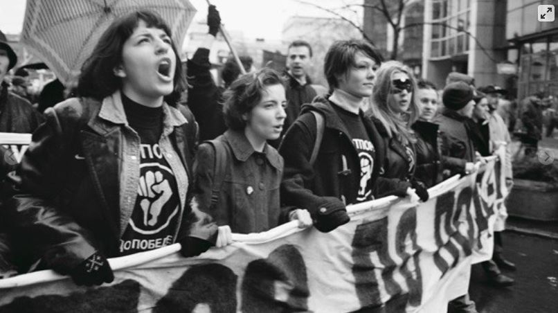 2000. OKTÓBER 5. UTÁN: HOGYAN KÉRTEK BOCSÁNATOT AZ ÁLLAMI LAPOK AZ OLVASÓIKTÓL