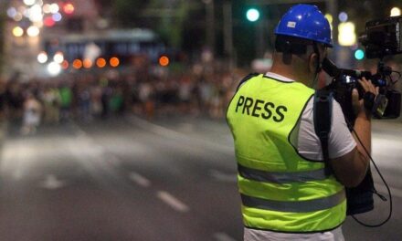 AZ ÚJVIDÉKI VASÚTÁLLOMÁS TETŐSZERKEZETÉNEK AZ ÖSSZEOMLÁSA ÓTA JELENTŐSEN MEGNŐTT A SZERBIAI ÚJSÁGÍRÓKAT ÉRT FENYEGETÉSEK SZÁMA