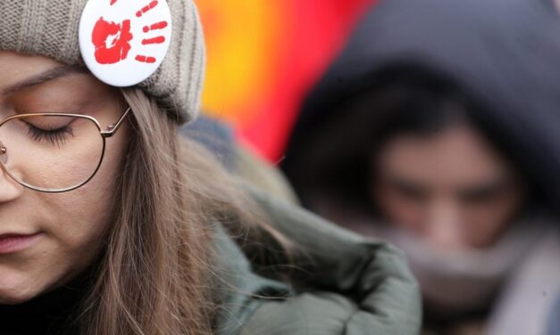 EGY KITŰZŐ VISELÉSE MIATT AZ RTS OPERATŐRÉT KITILTOTTÁK A SZERB KÖZTÁRSASÁGI ELNÖK SAJTÓTÁJÉKOZTATÓJÁRÓL