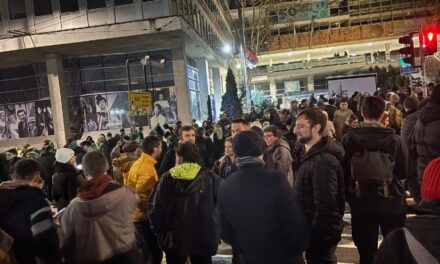 TÜNTETTEK A SZERBIAI RÁDIÓ ÉS TELEVÍZIÓ SZÉKHÁZA ELŐTT