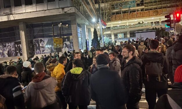 TÜNTETTEK A SZERBIAI RÁDIÓ ÉS TELEVÍZIÓ SZÉKHÁZA ELŐTT