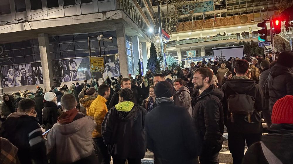 TÜNTETTEK A SZERBIAI RÁDIÓ ÉS TELEVÍZIÓ SZÉKHÁZA ELŐTT