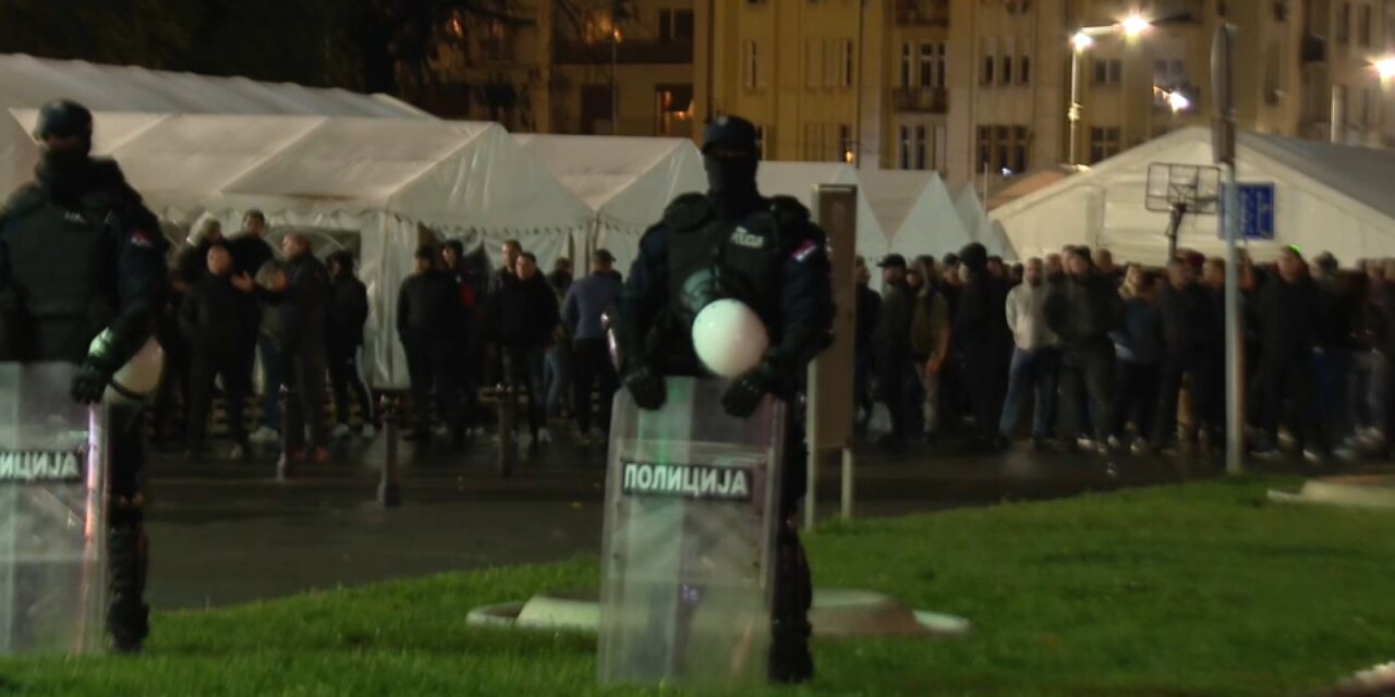 ÁLARCOS TYÁCIK FÖLDRE RÁNTOTTÁK ÉS MEGRUGDOSTÁK A FONET ÚJSÁGÍRÓJÁT