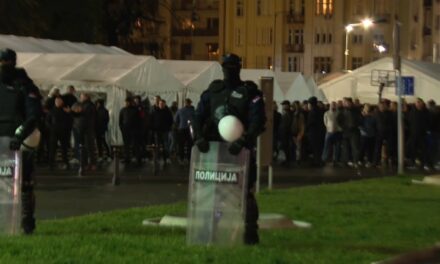 ÁLARCOS TYÁCIK FÖLDRE RÁNTOTTÁK ÉS MEGRUGDOSTÁK A FONET ÚJSÁGÍRÓJÁT