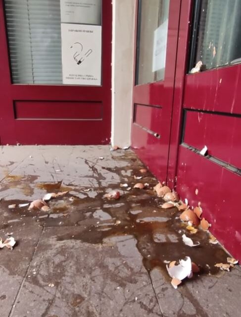 TOJÁSSAL DOBÁLTÁK MEG A ČAČAKI FÜGGETLEN MÉDIUMOK SZERKESZTŐSÉGÉT (VIDEÓVAL)