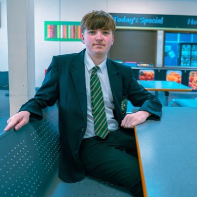 EGY 15 ÉVES BRIT TINI SZELLŐZTETTE MEG ELSŐKÉNT EGY KONZERVATÍV KÉPVISELŐ PÁRTVÁLTÁSÁT