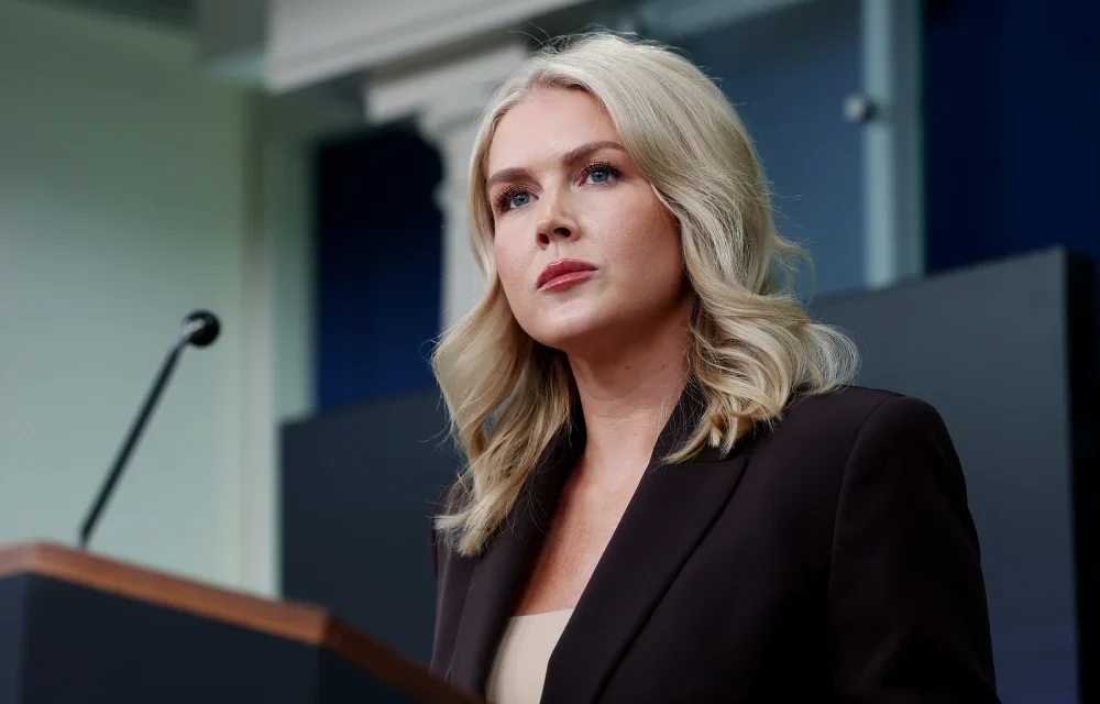 TRUMP SAJTÓSZÓVIVŐJE SÉRTEGETETT EGY ŐT KÉRDEZŐ ÚJSÁGÍRÓT