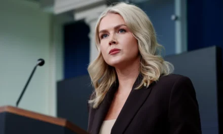 TRUMP SAJTÓSZÓVIVŐJE SÉRTEGETETT EGY ŐT KÉRDEZŐ ÚJSÁGÍRÓT