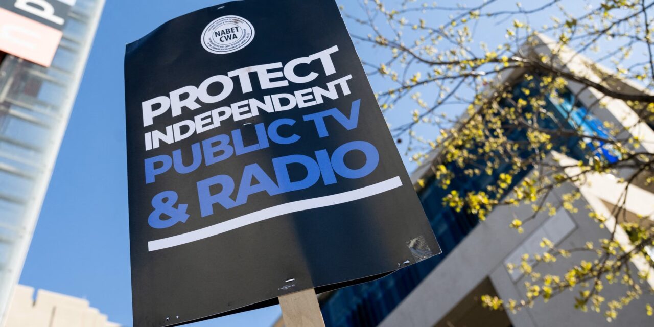 A RÁDIÓHALLGATÓK ÖSSZEFOGTAK AZ AMERIKAI KÖZSZOLGÁLATI RÁDIÓÁLLOMÁSOK MEGMENTÉSE ÉRDEKÉBEN