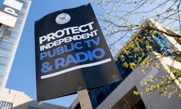 A RÁDIÓHALLGATÓK ÖSSZEFOGTAK AZ AMERIKAI KÖZSZOLGÁLATI RÁDIÓÁLLOMÁSOK MEGMENTÉSE ÉRDEKÉBEN