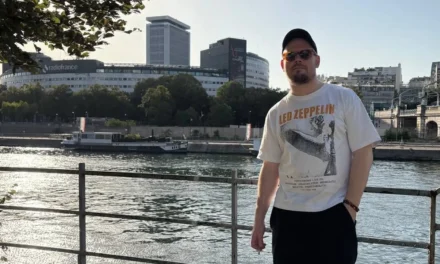 KIESETT AZ ABLAKON EGY OROSZ ÚJSÁGÍRÓ FRANCIAORSZÁGBAN