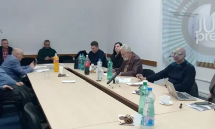 AZ ŐKET ÉRT FENYEGETÉSEK FELÉT ELTITKOLJÁK AZ HELYI ÚJSÁGÍRÓK