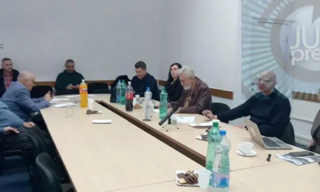 AZ ŐKET ÉRT FENYEGETÉSEK FELÉT ELTITKOLJÁK AZ HELYI ÚJSÁGÍRÓK