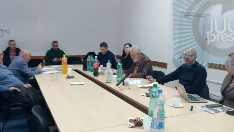 AZ ŐKET ÉRT FENYEGETÉSEK FELÉT ELTITKOLJÁK AZ HELYI ÚJSÁGÍRÓK