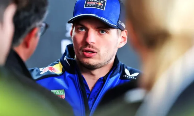 VERSTAPPEN KIZAVART EGY ÚJSÁGÍRÓT A SAJTÓTÁJÉKOZTATÓJÁRÓL