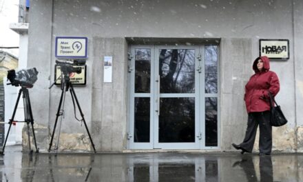 RAZZIÁZTAK A NOVAJA GAZETA MOSZKVAI SZERKESZTŐSÉGÉBEN