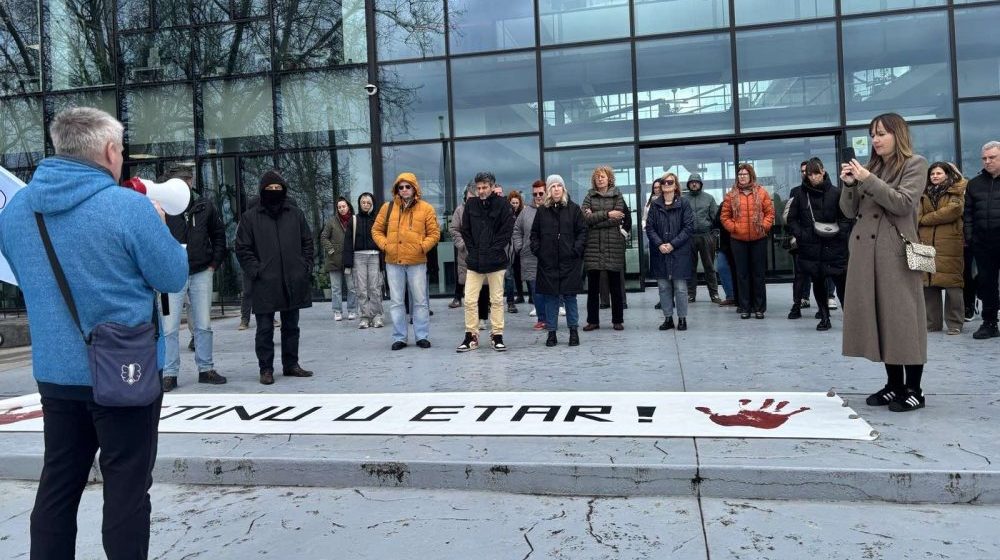 AZ ÚJSÁGÍRÓKAT ÉRT TÁMADÁSOK MIATT TILTAKOZTAK AZ RTV DOLGOZÓI
