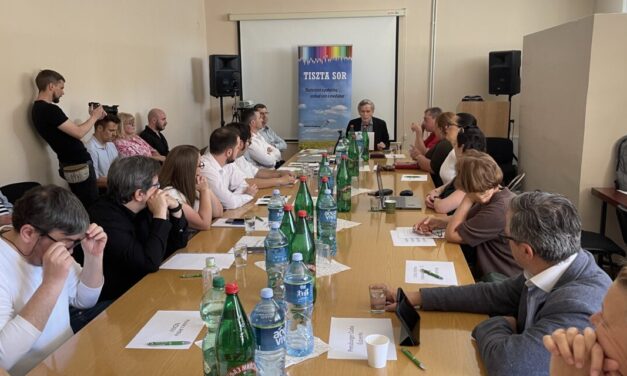 MÉDIATANÁCSKOZÁST TARTOTTAK A VAJDASÁGI MAGYAR MÉDIA HELYZETÉRŐL, MÚLTJÁRÓL ÉS JÖVŐJÉRŐL