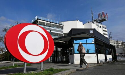 AZ OSZTRÁK KÖZTELEVÍZIÓ MUNKATÁRSAI A PÁRTPOLITIKAI KAPCSOLATOK, A VISSZAÉLÉSEK ÉS A NEPOTIZMUS MEGSZÜNTETÉSÉT KÖVETELIK