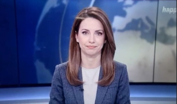 MESTERSÉGES INTELLIGENCIA ÁLTAL LÉTREHOZOTT HÍROLVASÓK JELENTEK MEG A HAPPY TV KÉPERNYŐJÉN