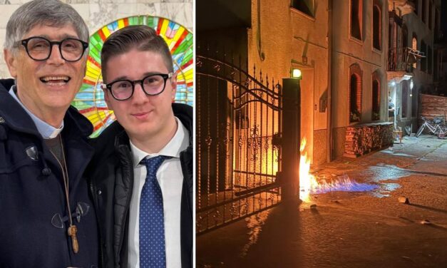 GYÚJTOGATÁS EGY OLASZ ÚJSÁGÍRÓ HÁZA ELŐTT