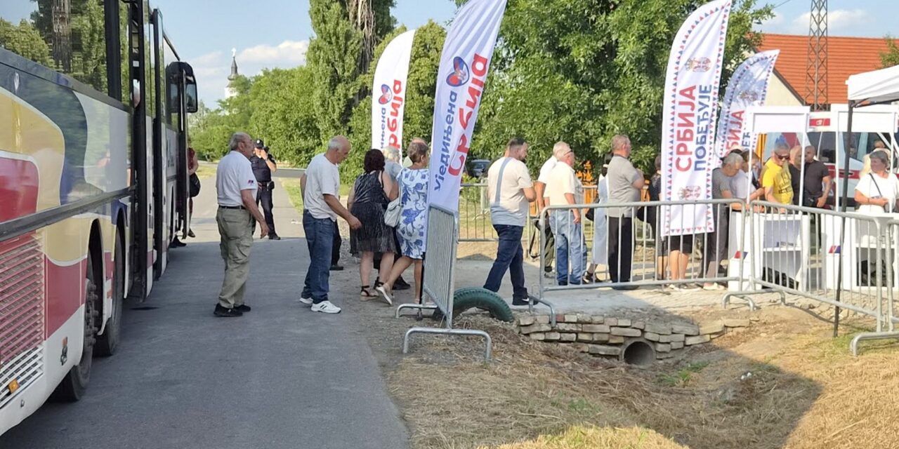 ÚJSÁGÍRÓKAT ZÁRTAK KI A SNS BÁCSFÖLDVÁRI RENDEZVÉNYÉRŐL