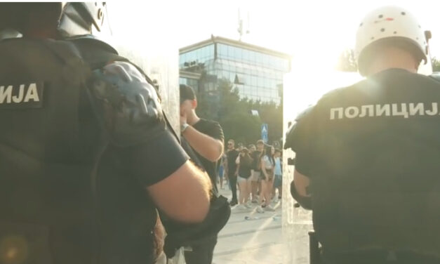 ÚJSÁGÍRÓKRA TÁMADTAK ÉS AKADÁLYOZTÁK MUNKÁJUKAT A PIROTI PRIDE-KARAVÁN ELLENZŐINEK MEGMOZDULÁSÁN