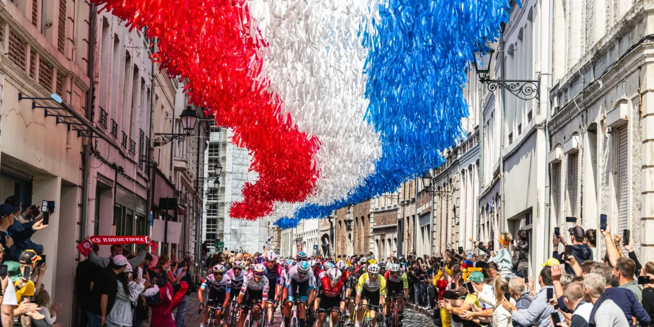 KÖZPÉNZBŐL UTAZZA VÉGIG A TOUR DE FRANCE-OT A KÖZTÉVÉT TIZENHAT ÉVIG TELJHATALOMMAL IRÁNYÍTÓ VÁRHEGYI ATTILA FIA