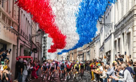 KÖZPÉNZBŐL UTAZZA VÉGIG A TOUR DE FRANCE-OT A KÖZTÉVÉT TIZENHAT ÉVIG TELJHATALOMMAL IRÁNYÍTÓ VÁRHEGYI ATTILA FIA