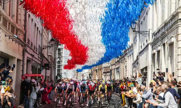 KÖZPÉNZBŐL UTAZZA VÉGIG A TOUR DE FRANCE-OT A KÖZTÉVÉT TIZENHAT ÉVIG TELJHATALOMMAL IRÁNYÍTÓ VÁRHEGYI ATTILA FIA