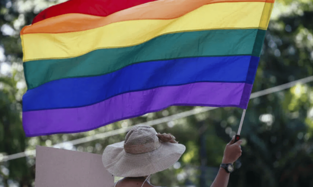 ÚJSÁGÍRÓKAT IS MEGDOBÁLTAK A KRALJEVÓI PRIDE-KARAVÁNON (VIDEÓVAL)