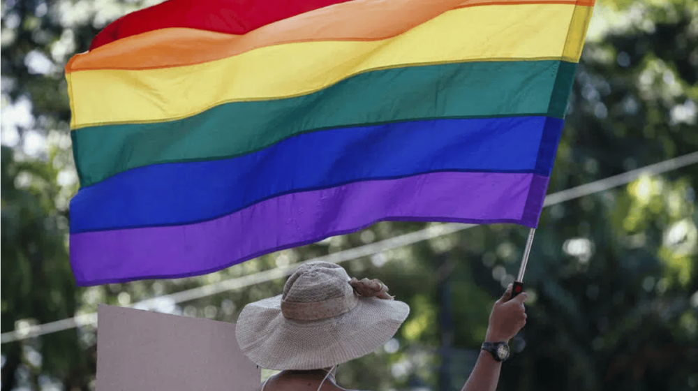 ÚJSÁGÍRÓKAT IS MEGDOBÁLTAK A KRALJEVÓI PRIDE-KARAVÁNON (VIDEÓVAL)