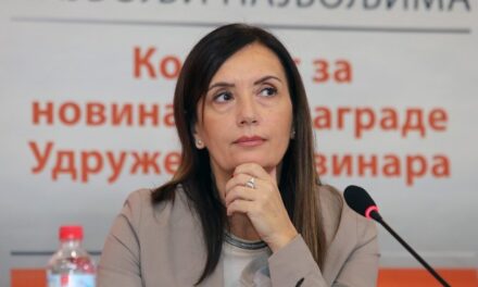 A BELGRÁDI POLITIKA NAPILAP ELBOCSÁJTOTTA A  SZERBIAI ÚJSÁGÍRÓK EGYESÜLETÉNEK (UNS) ALELNÖKÉT