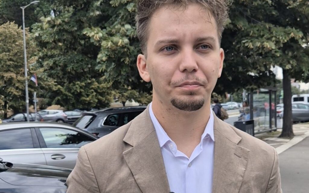 EGY SZERB ÚJSÁGÍRÓT FELJELENTETTEK, MIKÖZBEN CSAK A MUNKÁJÁT VÉGEZTE (VIDEÓVAL)
