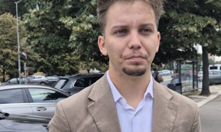 EGY SZERB ÚJSÁGÍRÓT FELJELENTETTEK, MIKÖZBEN CSAK A MUNKÁJÁT VÉGEZTE (VIDEÓVAL)