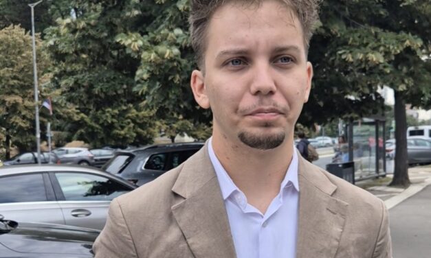 EGY SZERB ÚJSÁGÍRÓT FELJELENTETTEK, MIKÖZBEN CSAK A MUNKÁJÁT VÉGEZTE (VIDEÓVAL)
