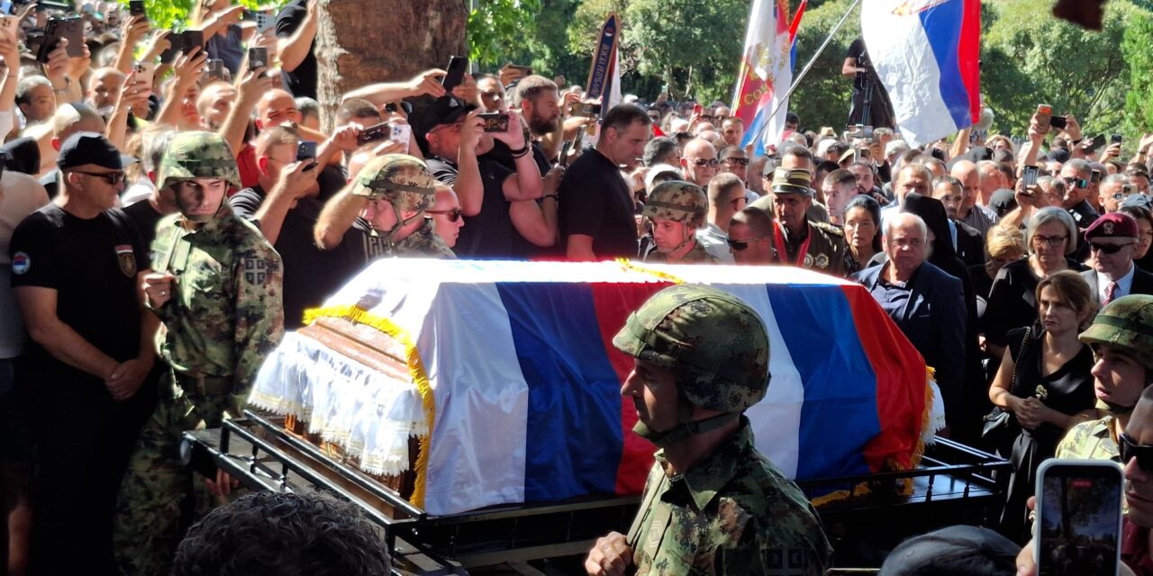 PANASZ ÉS FELJELENTÉS AZ RTRS ELLEN MLADIĆ TEMETÉSÉNEK KÖZVETÍTÉSE MIATT