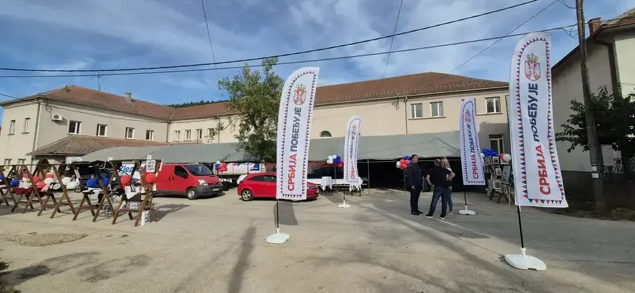 ÚJSÁGÍRÓKAT TÁVOLÍTOTTAK EL AZ SNS VÁLASZTÁSI RENDEZVÉNYEIRŐL