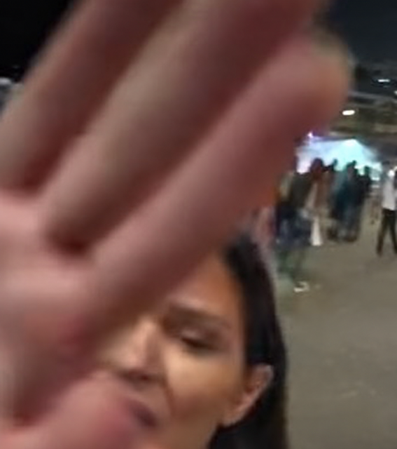 NIŠBEN ÚJSÁGÍRÓKAT ZAKLATTAK A SZERB HALADÓ PÁRT AKTIVISTÁI (VIDEÓVAL)